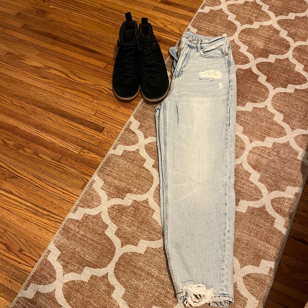 American Eagle distressed jean